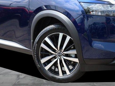 Used 2025 Nissan Pathfinder Platinum AWD/4WD image 3