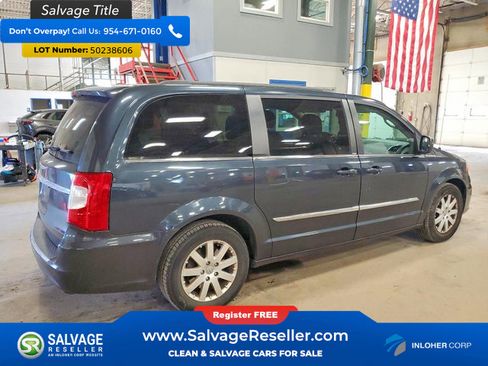 Used 2014 Chrysler Town & Country Touring image 4