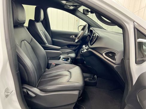 Used 2025 Chrysler Pacifica Select image 21