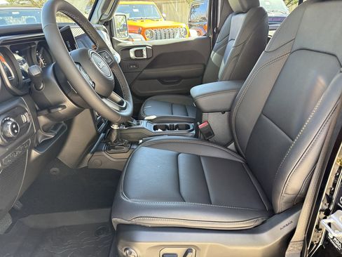 New 2025 Jeep Gladiator Sport w/ Premium Package image 9