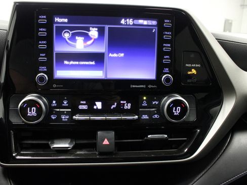 Used 2021 Toyota Highlander LE AWD/4WD image 25