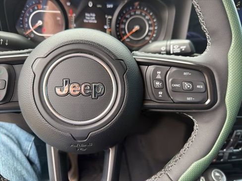 Used 2025 Jeep Gladiator Mojave w/ Convenience Group image 18