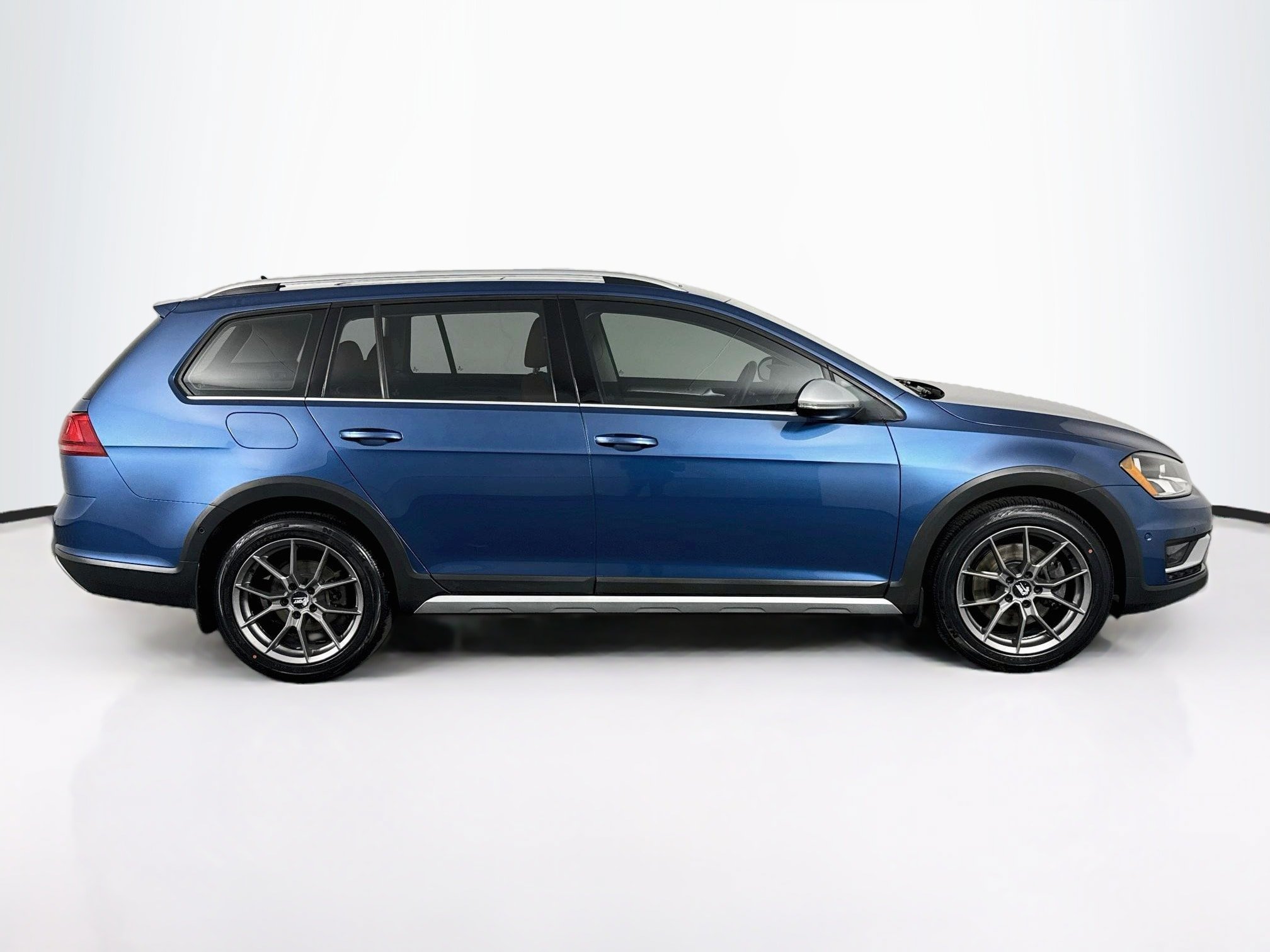 Used 2017 Volkswagen Golf Alltrack SE AWD/4WD image 16