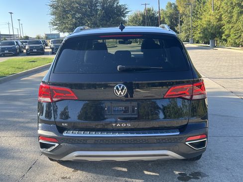 Used 2024 Volkswagen Taos SE w/ Panoramic Sunroof Package FWD image 8