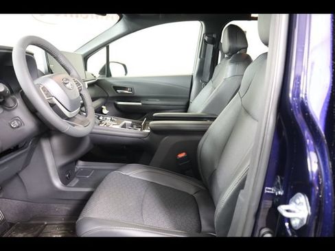 Used 2025 Toyota Sienna Limited AWD/4WD image 38