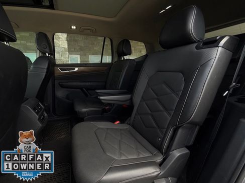 Used 2024 Volkswagen Atlas SE w/ Panoramic Sunroof Package FWD image 23