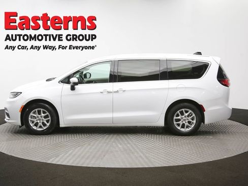 Used 2023 Chrysler Pacifica Touring-L image 59