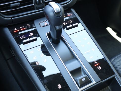 Certified 2026 Porsche Macan AWD/4WD image 21