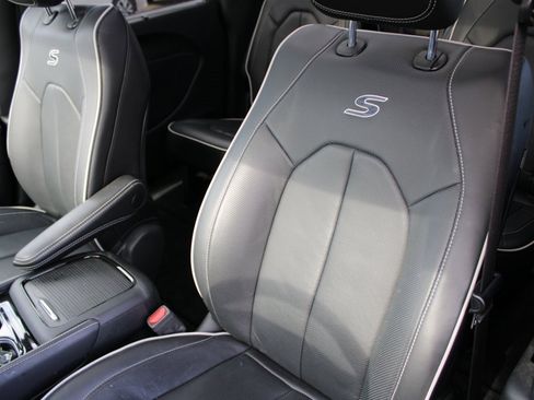 Used 2023 Chrysler Pacifica Limited w/ S Appearance Package image 24