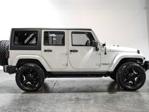 Used 2014 Jeep Wrangler Unlimited Sahara w/ Connectivity Group AWD/4WD image 8