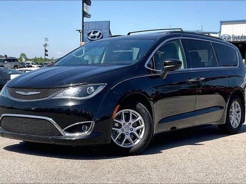 Used 2017 Chrysler Pacifica Touring Plus FWD image 2