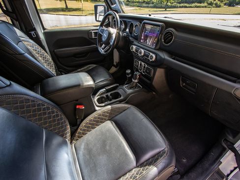 Used 2020 Jeep Wrangler Unlimited Sahara AWD/4WD image 18