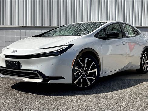 New 2026 Toyota Prius Plug-In Hybrid FWD image 2