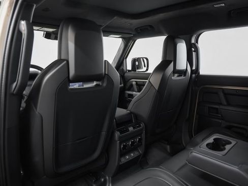 Used 2025 Land Rover Defender 110 image 44