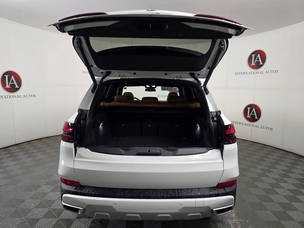 Used 2024 BMW X5 xDrive40i w/ Parking Assistance Package AWD/4WD image 9