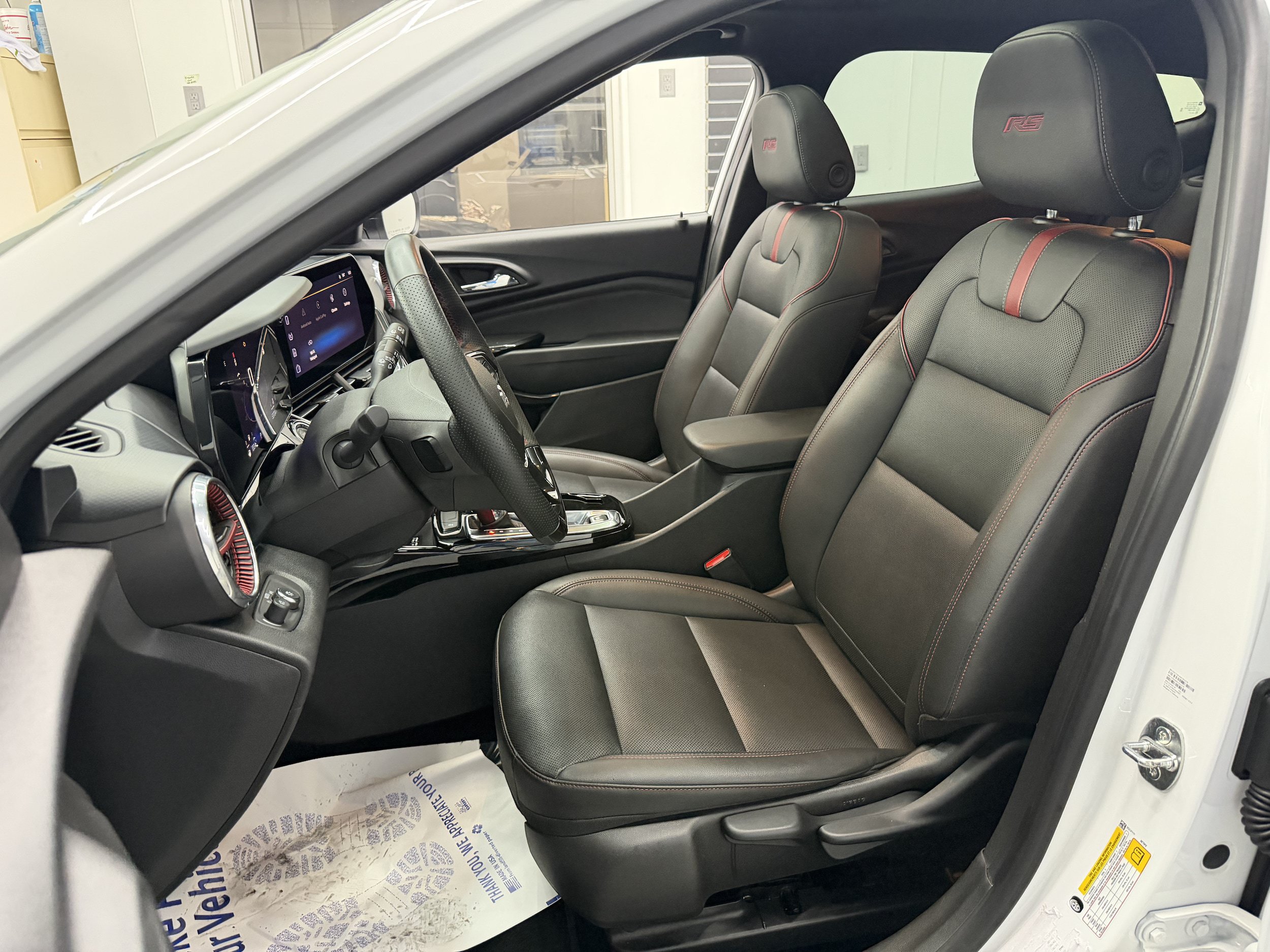 Used 2024 Chevrolet Trax RS w/ Sunroof Package FWD image 12
