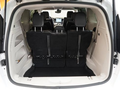 Used 2023 Chrysler Pacifica Touring-L FWD image 9