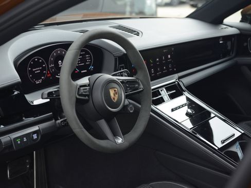Certified 2025 Porsche Panamera 4 AWD/4WD image 4