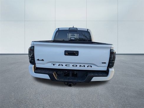 Used 2017 Toyota Tacoma TRD Sport image 4