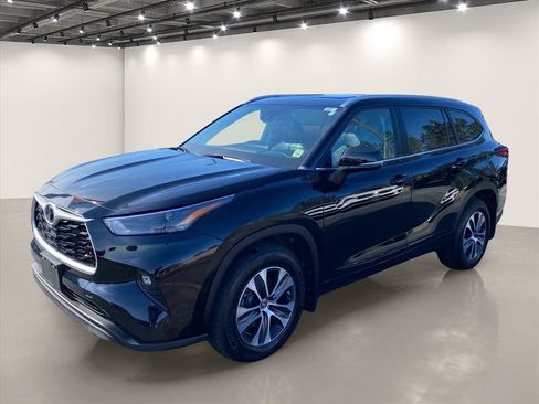 Used 2023 Toyota Highlander XLE AWD/4WD image 3