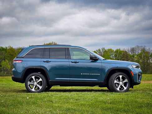 New 2026 Jeep Grand Cherokee Limited AWD/4WD image 2