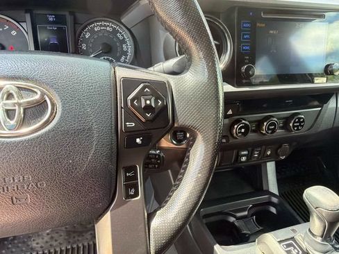 Used 2018 Toyota Tacoma TRD Off-Road AWD/4WD image 29