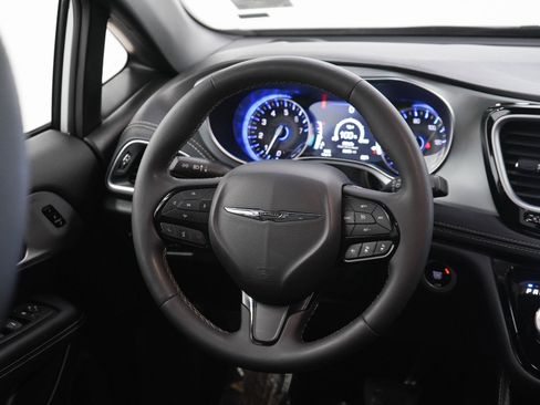 Used 2025 Chrysler Pacifica Limited FWD image 15