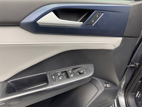 Used 2024 Volkswagen Taos SE image 33