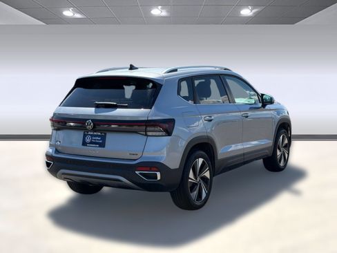 Used 2025 Volkswagen Taos SE AWD/4WD image 9