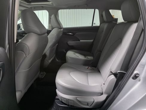 Used 2024 Toyota Highlander XLE AWD/4WD image 10