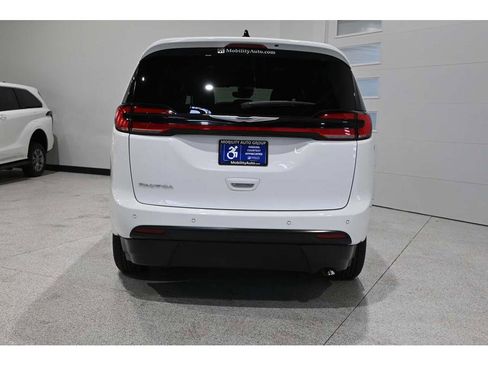 New 2024 Chrysler Pacifica Touring FWD image 7