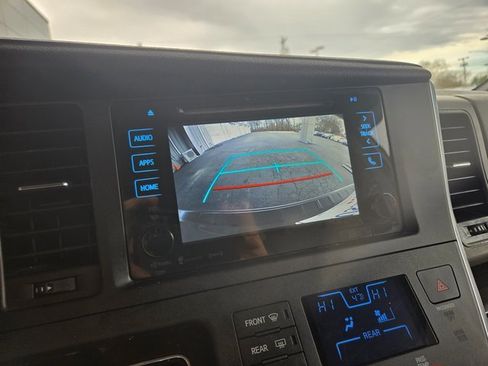 Used 2017 Toyota Sienna XLE image 12