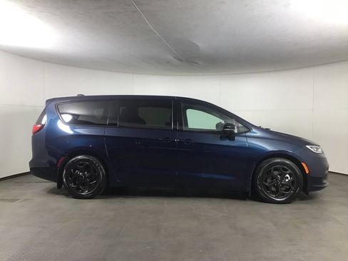 Used 2023 Chrysler Pacifica Limited w/ Uconnect Theater Family Group FWD image 8