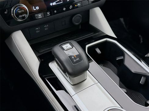 Used 2025 Mitsubishi Outlander SE image 16