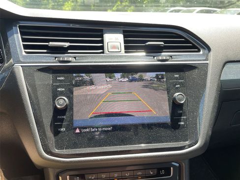 Used 2021 Volkswagen Tiguan SEL AWD/4WD image 18