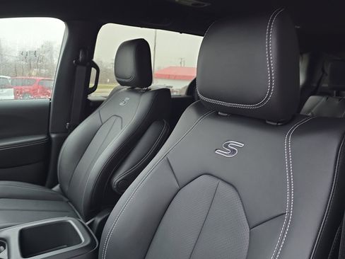 New 2026 Chrysler Pacifica Select w/ S Appearance Package image 11