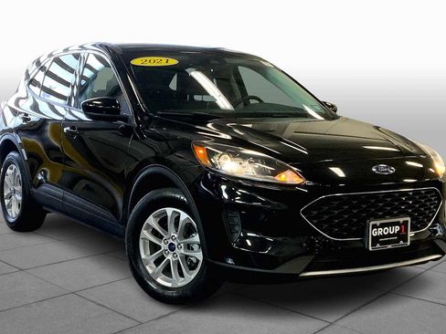 Used 2021 Ford Escape SE image 2