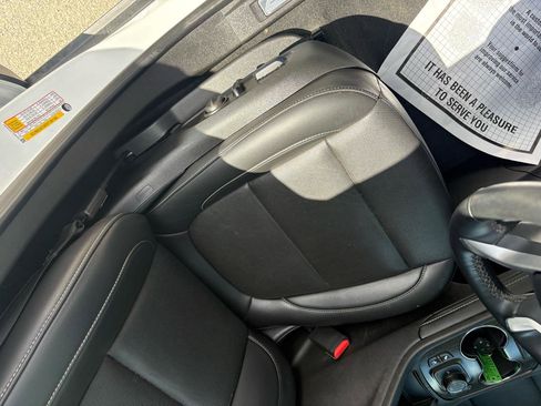 Used 2023 GMC Acadia SLT w/ Technology Package image 17