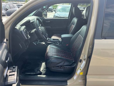 Used 2020 Toyota Tacoma TRD Off-Road AWD/4WD image 11