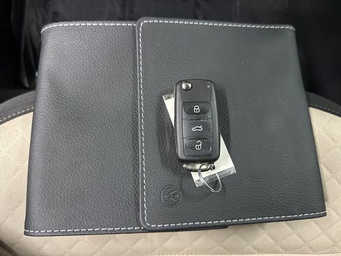 Used 2019 Volkswagen Beetle 2.0T SE image 39