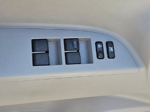 Used 2010 Toyota Highlander Limited AWD/4WD image 32