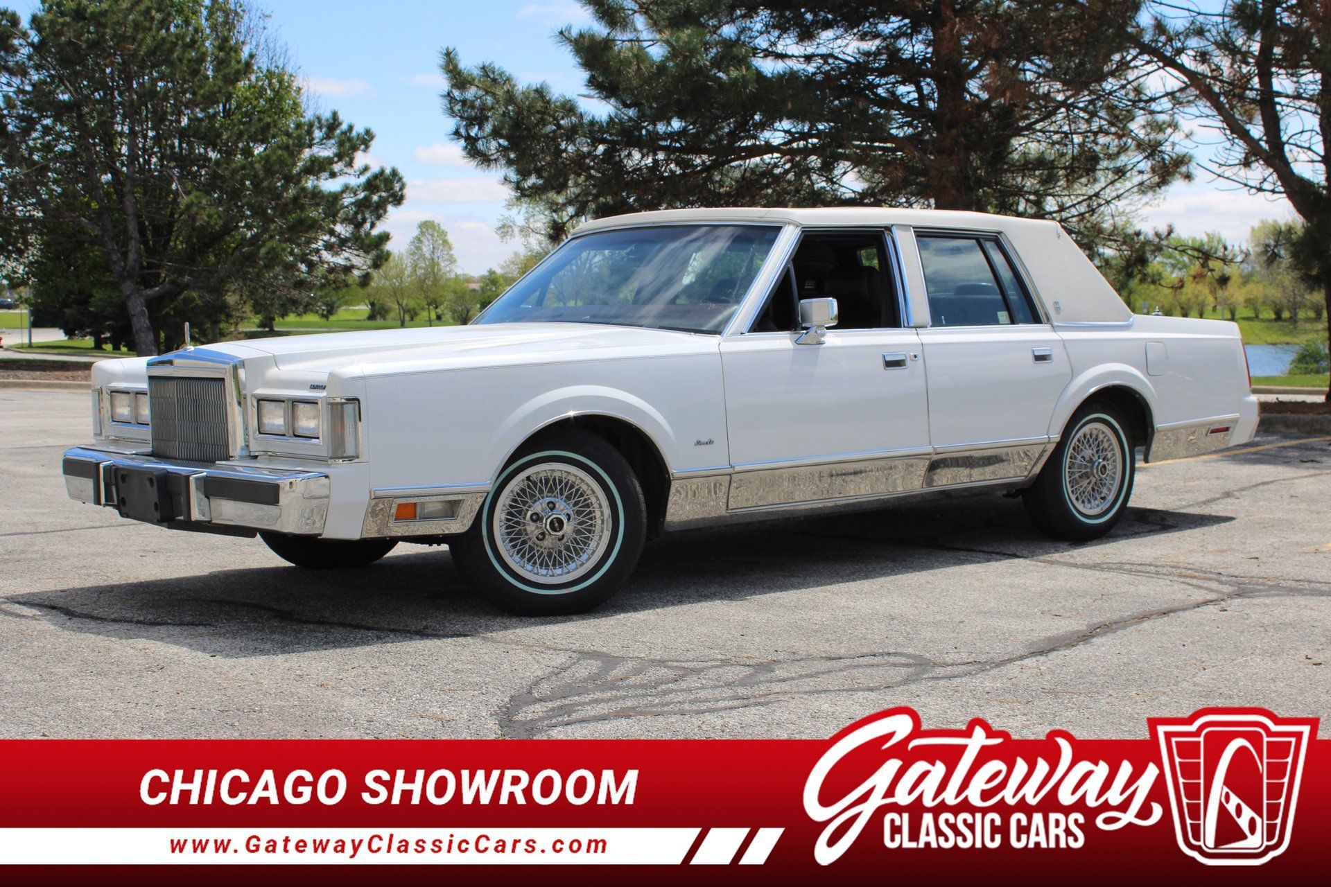 Used 1988 Lincoln Town Car Signature RWD image 1