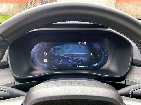 Used 2025 Volvo XC40 B5 Plus image 28