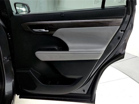 Used 2023 Toyota Highlander Limited image 19