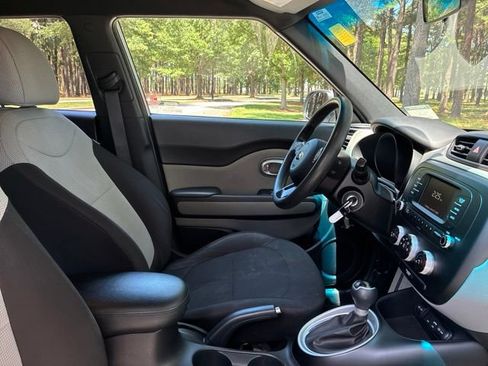 Used 2018 Kia Soul FWD image 23