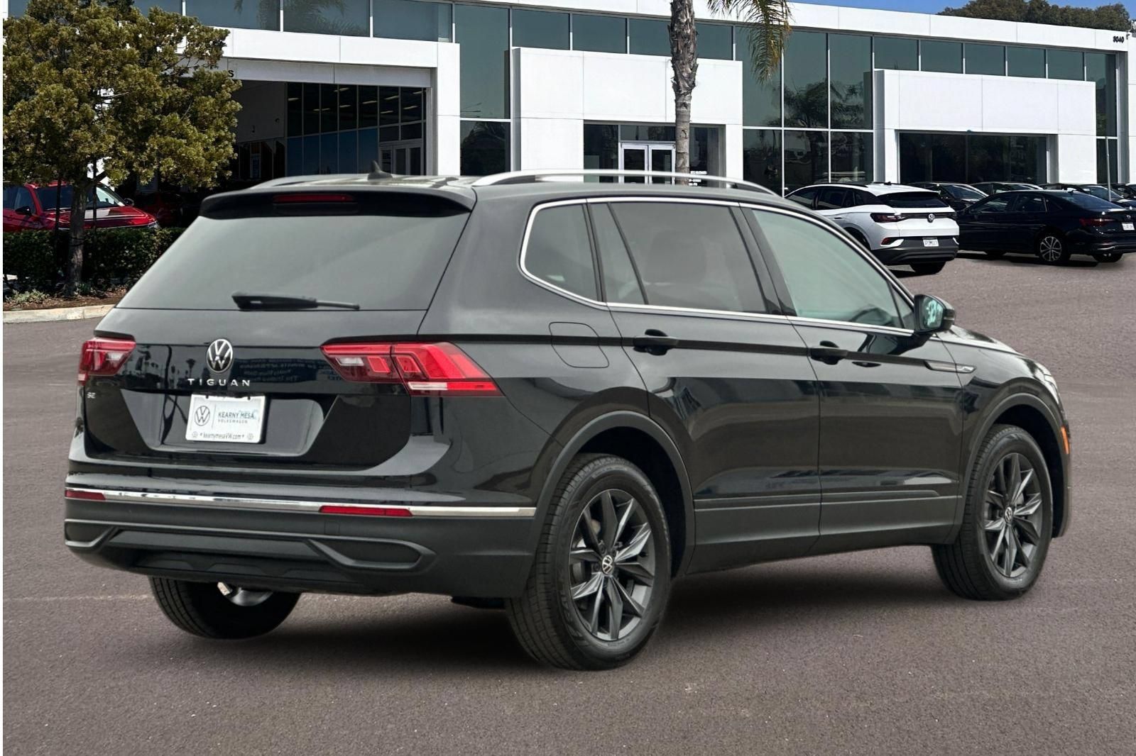 Used 2023 Volkswagen Tiguan SE w/ Panoramic Sunroof Package FWD image 3