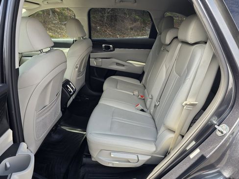 Used 2021 Kia Sorento S image 11