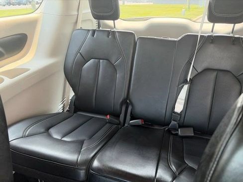 Used 2023 Chrysler Pacifica Touring-L FWD image 31
