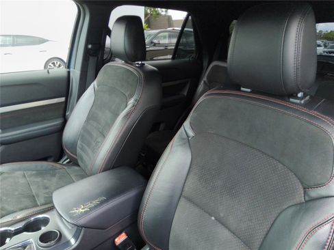 Used 2018 Ford Explorer XLT w/ Equipment Group 202A FWD image 17