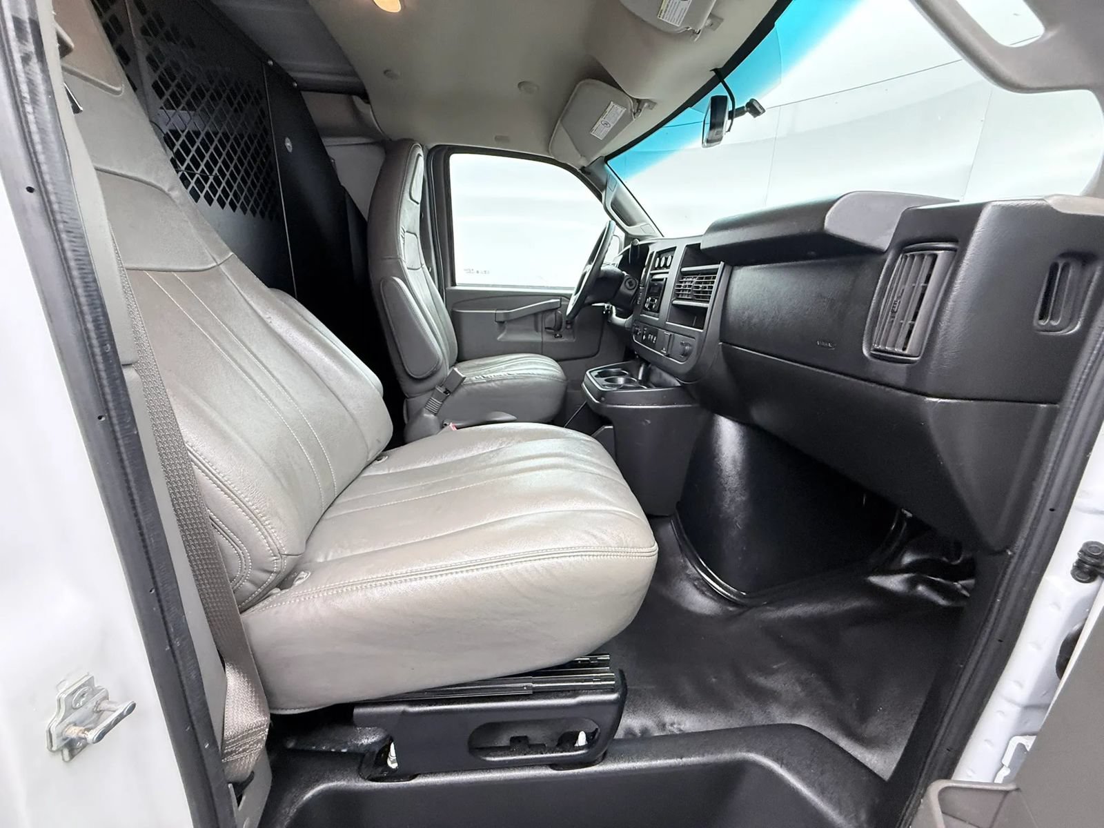 Used 2018 Chevrolet Express 3500 RWD image 10